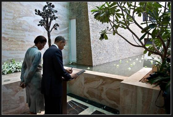 india-obamas-taj-memorial-nyt.jpg
